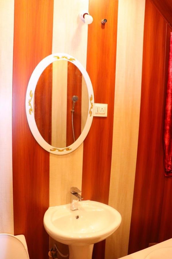 House Boat New Pala Palace Srinagar  Ngoại thất bức ảnh