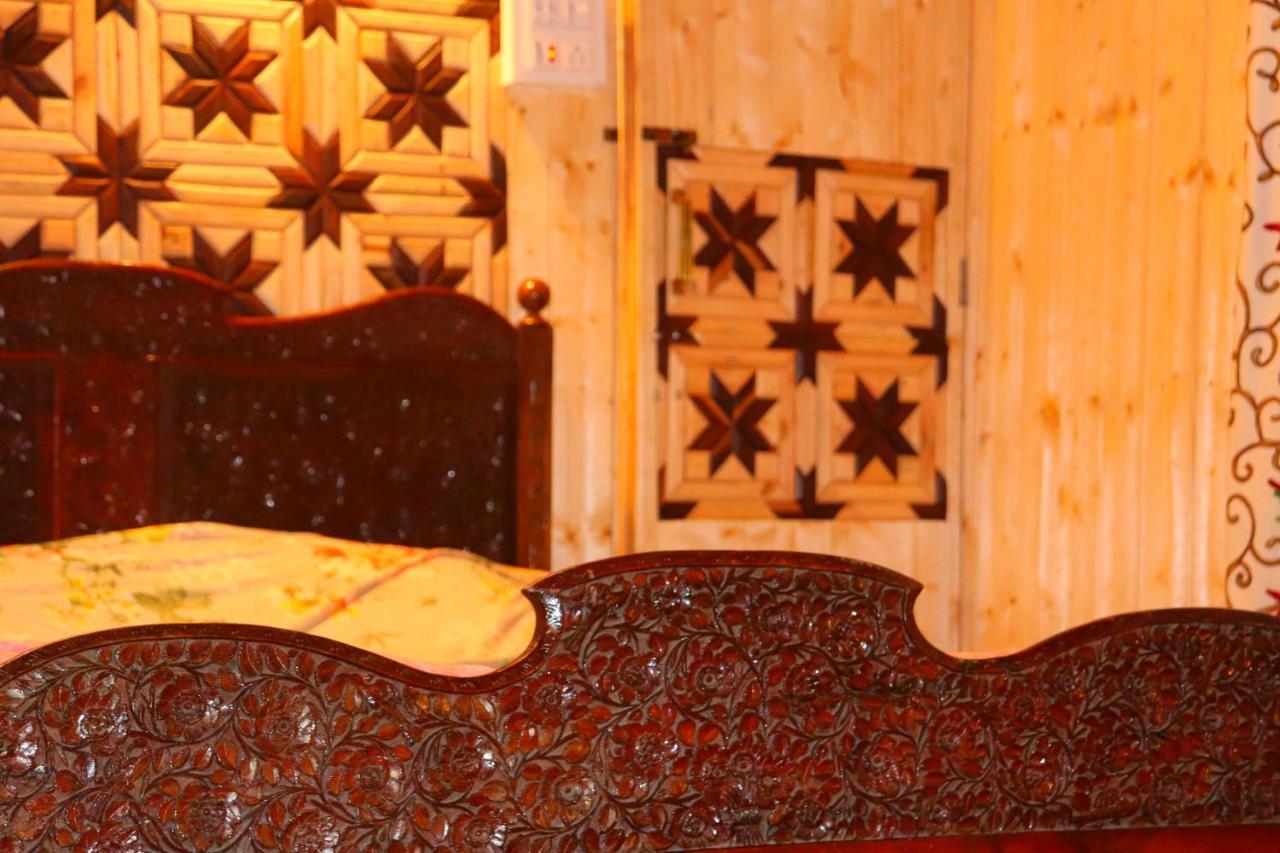 House Boat New Pala Palace Srinagar  Ngoại thất bức ảnh